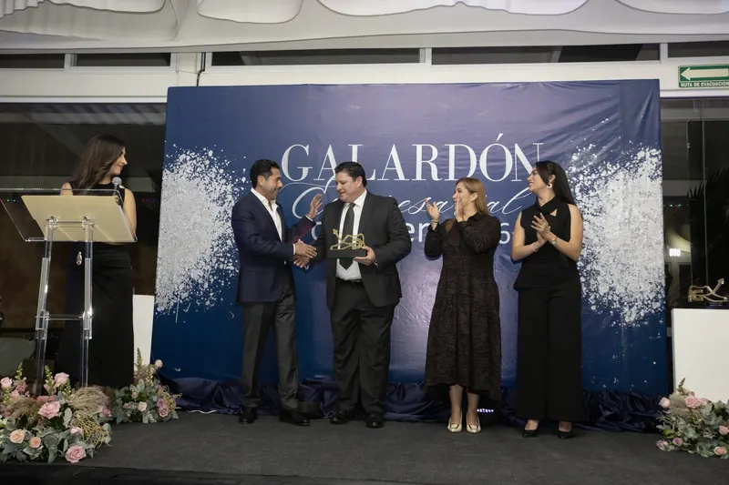 Entrega de un galardón sobre el escenario