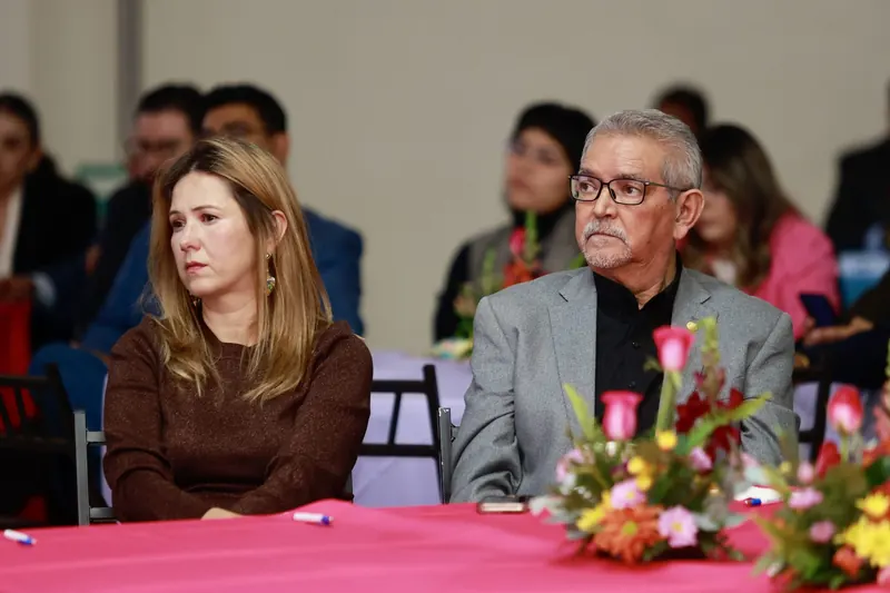Asistentes escuchan sentados durante una sesión